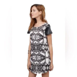 Tobi mini dress size xs in excellent like-new condition black & white cap sleeve